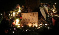 UN POLICIER BRITANNIQUE COMPARAÎT POUR LE MEURTRE D'UNE JEUNE FEMME