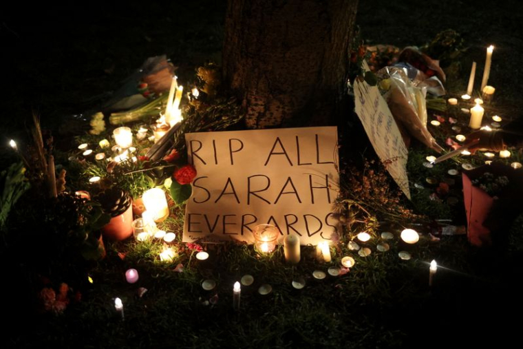 UN POLICIER BRITANNIQUE COMPARAÎT POUR LE MEURTRE D'UNE JEUNE FEMME