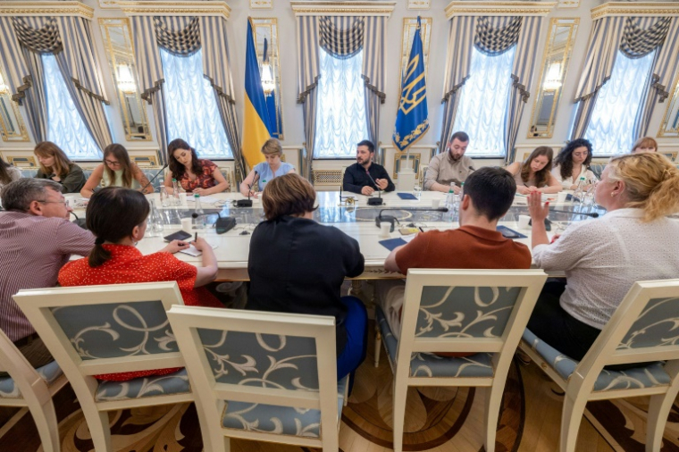 Photo prise et publiée par le service de presse de la présidence ukrainienne, le 24 juillet 2025, du président ukrainien Volodymyr Zelensky (c) lors d'une réunion avec des journalistes à Kiev ( Service de presse de la présidence ukrainienne / Handout )