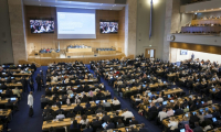 Les représentants de 184 pays ont débuté à Genève des négociations sous l'égide de l'Onu pour tenter d'écrire le premier traité résolvant la crise mondiale de la pollution plastique, le 5 août 2025, en Suisse ( AFP / Fabrice COFFRINI )