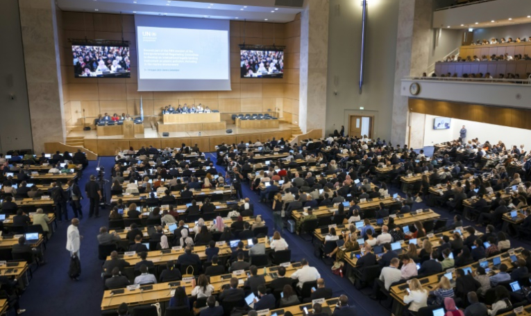 Les représentants de 184 pays ont débuté à Genève des négociations sous l'égide de l'Onu pour tenter d'écrire le premier traité résolvant la crise mondiale de la pollution plastique, le 5 août 2025, en Suisse ( AFP / Fabrice COFFRINI )