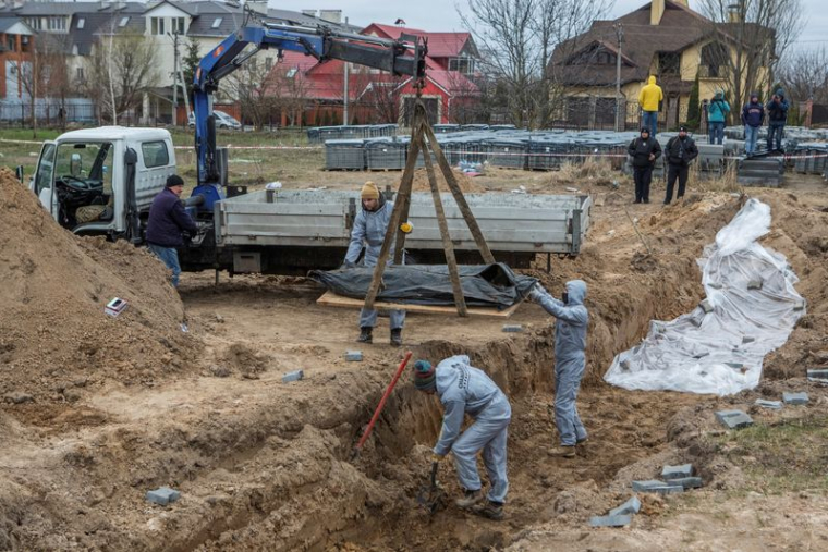 TROIS CORPS RETROUVÉS À BOUTCHA, EXÉCUTÉS PAR LES RUSSES SELON KYIV