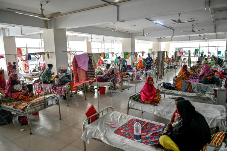 Des enfants atteints de la rougeole reçoivent des soins dans un service de pédiatrie d'un hôpital de Dacca, le 9 avril 2026 ( AFP / Munir UZ ZAMAN )