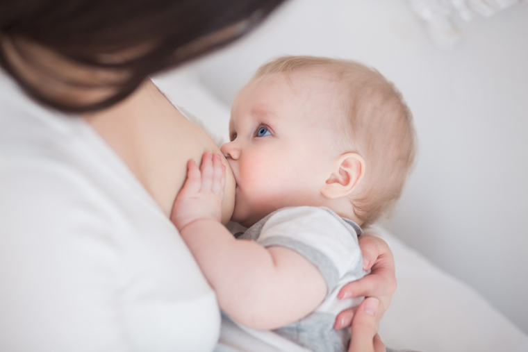 &Agrave; l&rsquo;heure actuelle, il n&rsquo;existe pas encore de recommandations cliniques fond&eacute;es sur le microbiome du lait. (cr&eacute;dit: Adobe Stock)