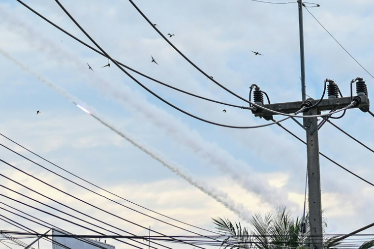 Une roquette dans le ciel à Oddar Meanchey, au Cambodge, pendant des affrontements avec l'armée Thaïlandaise le 10 décembre 2025 ( AFP / TANG CHHIN Sothy )