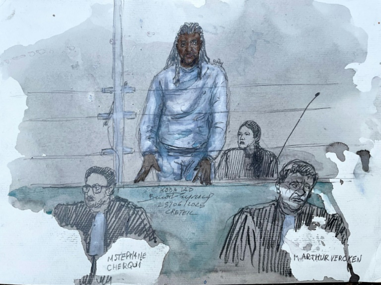 Croquis d'audience du rappeur Koba LaD lors de son procès pour homicide involontaire, le 25 juin 2025 à Créteil, dans le Val-de-Marne ( AFP / Benoit PEYRUCQ )