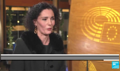 Hadja Lahbib : "La Hongrie ne doit pas s’isoler et être du mauvais côté de l’Histoire"