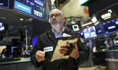Un opérateur à la Bourse de New York, le 21 novembre 2025 ( AFP / ANGELA WEISS )