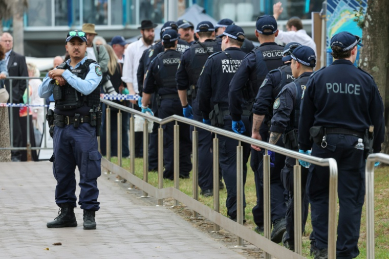 La police recherche des preuves près de la plage de Bondi Beach, en Australie, le 16 décembre 2025 ( AFP / DAVID GRAY )
