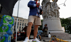 Un membre des médias au tribunal de district américain de Washington, aux États-Unis