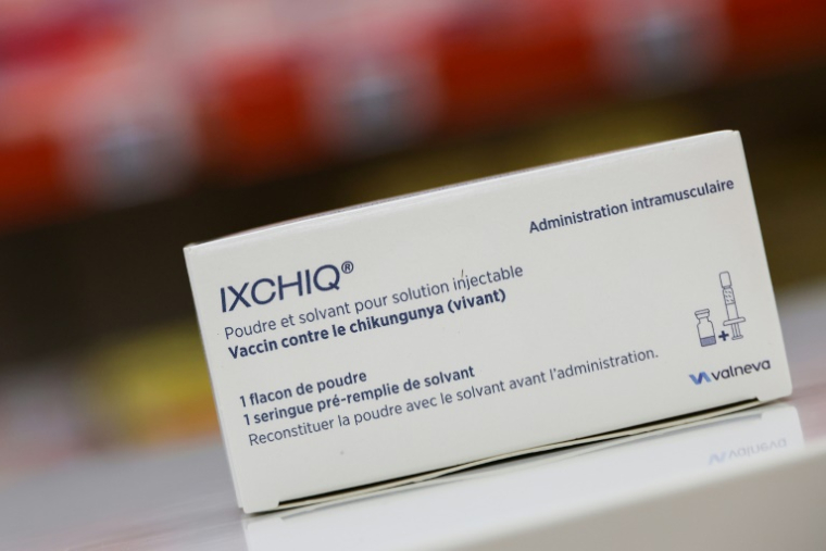 Le vaccin contre le chikungunya du laboratoire franco-autrichien Valneva, le 21 mars 2025 à Saint-Denis de la Réunion ( AFP / Richard BOUHET )
