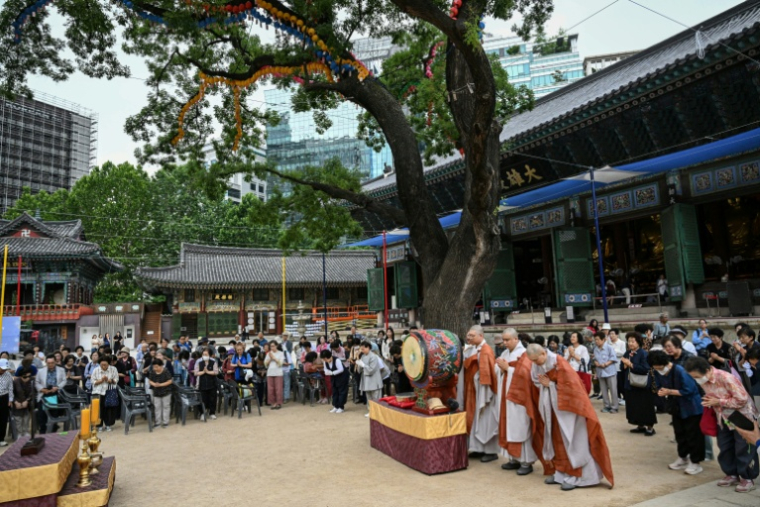 Cette photo prise le 2 juillet 2026 montre des fidèles priant au temple Jogyesa, à Séoul. ( AFP / Jade GAO )