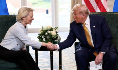 Donald Trump serre la main d'Ursula von der Leyen, après l'annonce d'un accord commercial entre les États-Unis et l'Union Européenne, à Turnberry