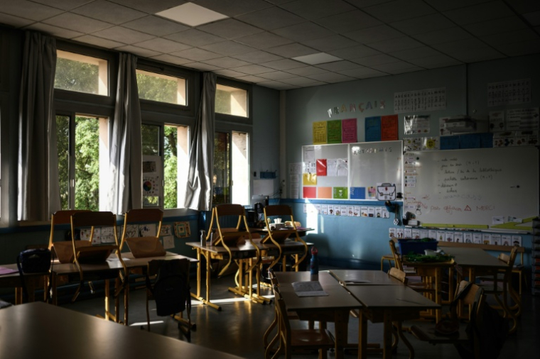 Une classe d'école élémentaire vide à Bordeaux pendant une vague de chaleur le 1er juillet 2025 ( AFP / Philippe LOPEZ )