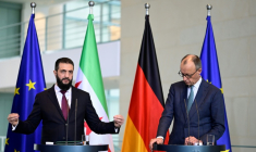 Le chancelier allemand Friedrich Merz (D) et le président syrien Ahmed Al-Chareh à Berlin le 30 mars 2026 ( AFP / John MACDOUGALL )