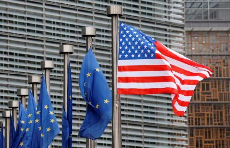 Les drapeaux des USA et de l'UE à Bruxelles