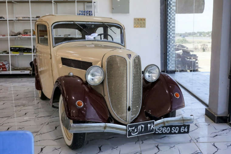 Une Rolls Royce de 1934 restaurée dans le magasin de pièces détachées de Jaafar Salmane, le 27 mai 2025 à Alexandrie, dans la province de Babel, en Irak ( AFP / Karar Jabbar )
