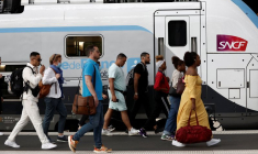 Des voyageurs marchent sur une plateforme à la gare de Lyon, à Paris, en France