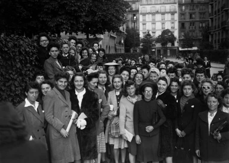 Des femmes posent pour une photo après avoir voté pour la première fois en France, lors des élections municipales, le 29 avril 1945 à Paris ( AFP / - )