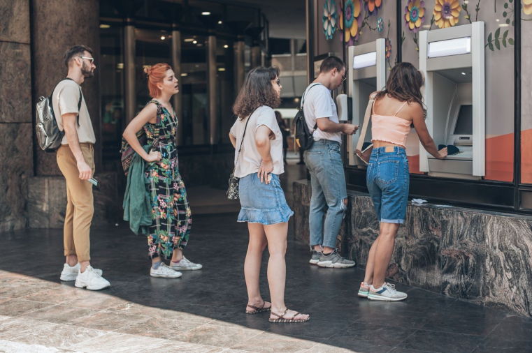 Les Français se servent de l’argent liquide pour épargner. De plus en plus de pièces et billets circulent dans la zone euro.