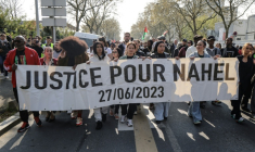 Des manifestants portent une banderole "Justice pour Nahel" le 21 mars 2026 à Nanterre, près de Paris ( AFP / Ludovic MARIN )