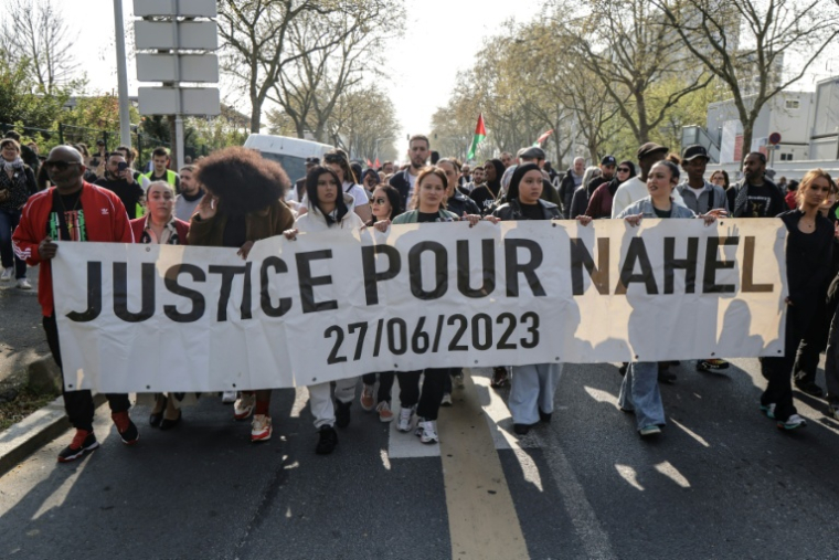 Des manifestants portent une banderole "Justice pour Nahel" le 21 mars 2026 à Nanterre, près de Paris ( AFP / Ludovic MARIN )