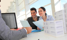 Les taux d’intérêt remontent mais restent très bas, alors pensez à renégociez vos crédits immobiliers. (© Fotolia)