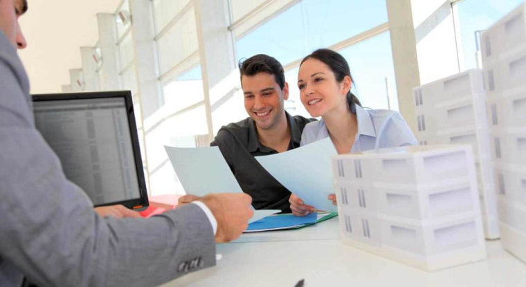 Les taux d’intérêt remontent mais restent très bas, alors pensez à renégociez vos crédits immobiliers. (© Fotolia)