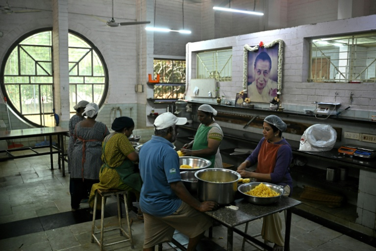 Dans la "cuisine solaire" d'Auroville, le 28 février 2026 ( AFP / Idrees MOHAMMED )