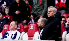 Quand Bruno Genesio monte dans un kop lillois se faire acclamer par les supporters