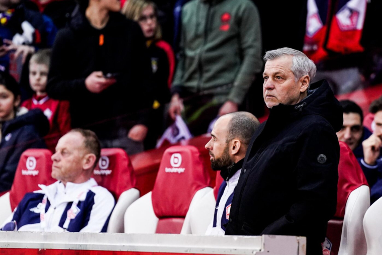 Quand Bruno Genesio monte dans un kop lillois se faire acclamer par les supporters