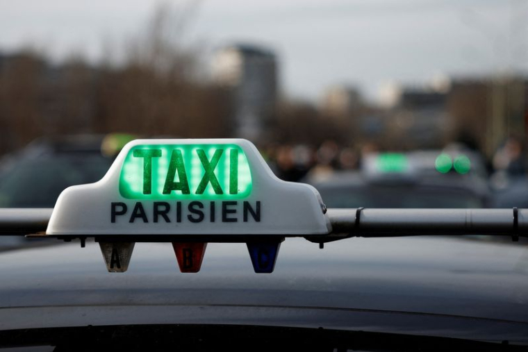 Des chauffeurs de taxi français bloquent une rocade lors d'une manifestation, à Paris