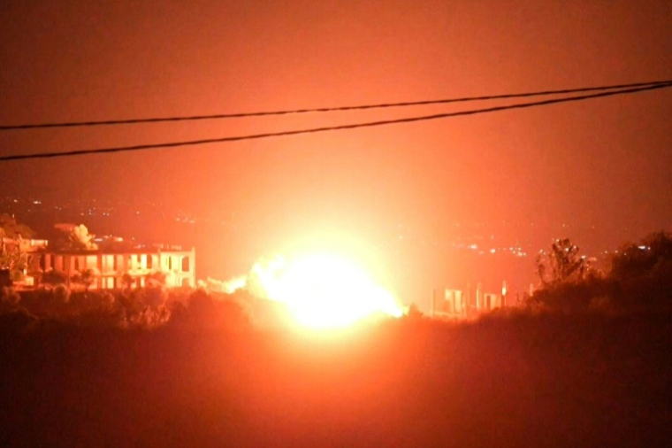 Capture d'écran d'une vidéo d'AFPTV montrant une frappe israélienne sur le village d'Annan, dans le sud du Liban, le 5 janvier 2026 ( AFPTV / - )