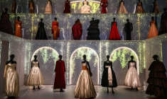 Des robes de Christian Dior présentées à l'exposition "La collection Dior d'Azzedine Alaïa" à la Galerie Dior à Paris, le 9 décembre 2025 ( AFP / Dimitar DILKOFF )