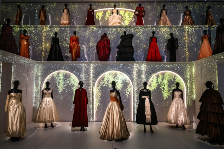 Des robes de Christian Dior présentées à l'exposition "La collection Dior d'Azzedine Alaïa" à la Galerie Dior à Paris, le 9 décembre 2025 ( AFP / Dimitar DILKOFF )