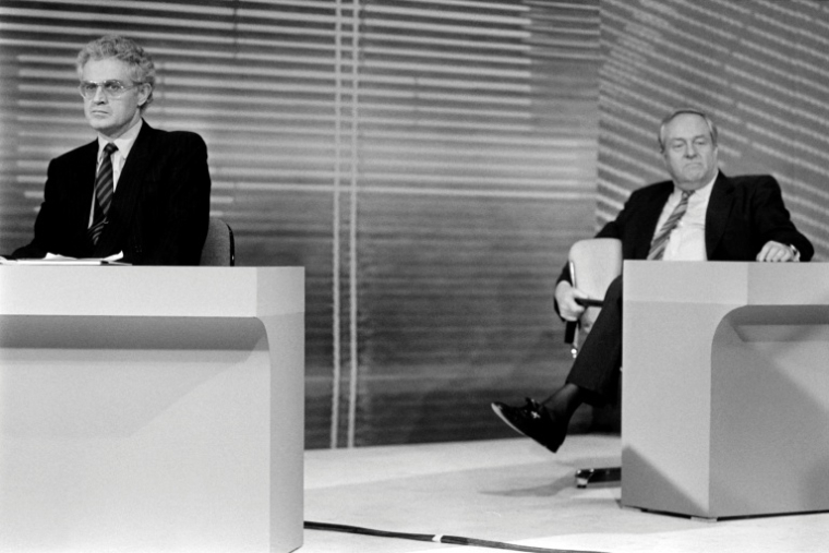 Lionel Jospin et Jean-Marie Le Pen sur le plateau de TF1, à Paris, après le premier tour des élections cantonales, le 10 mars 1985 ( AFP / JOEL ROBINE )