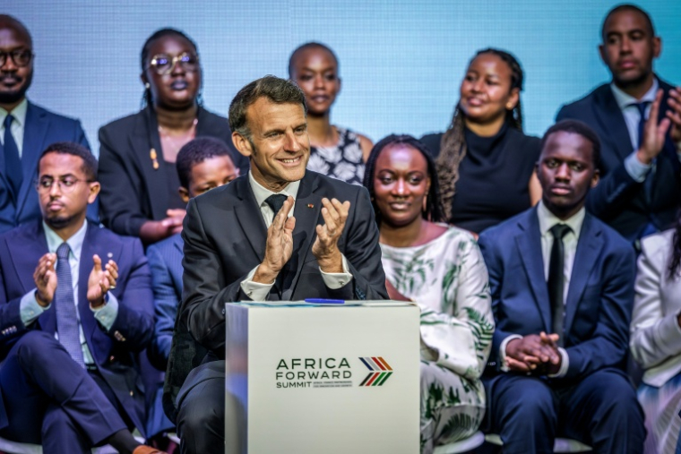 Le président français Emmanuel Macron réagit lors d'une rencontre avec des jeunes au sommet Africa Forward à Nairobi, au Kenya, le 11 mai 2026 ( AFP / Luis TATO )