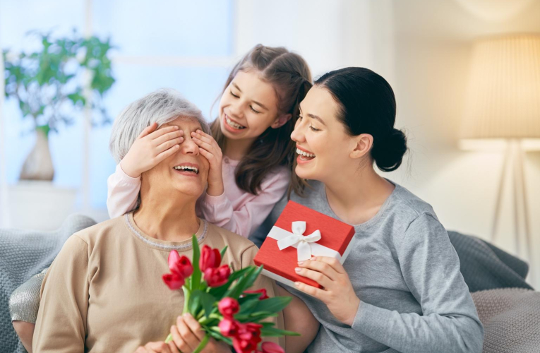 Découvrez notre sélection de cadeaux et délicates attentions pour combler votre grand-mère. ( crédit photo : Getty Images )