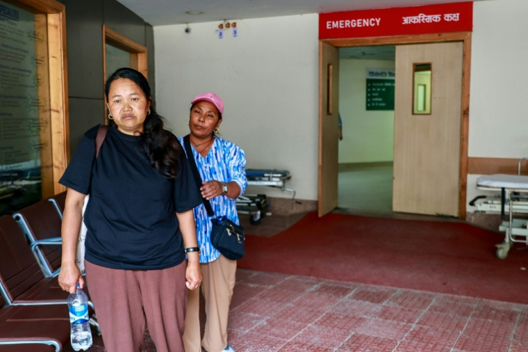 Damu Sherpa, à gauche, l'épouse du guide népalais Dawa Sherpa, à l'hôpital de Katmandou au Népal le 4 juin 2026 ( AFP / PRABIN RANABHAT )