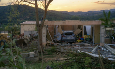 Une maison endommagée par la tornade à Pomas, le 24 août 2026 ( AFP / Idriss Bigou-Gilles )