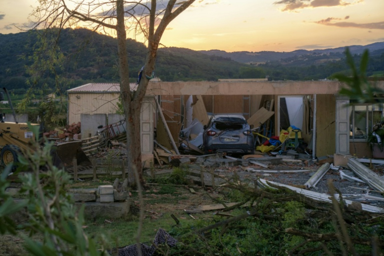 Une maison endommagée par la tornade à Pomas, le 24 août 2026 ( AFP / Idriss Bigou-Gilles )