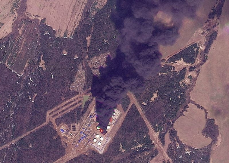 Une image satellite montre de la fumée s'élevant à la suite d'une attaque de drone ukrainien contre une station de pompage de pétrole dans le cadre du conflit entre la Russie et l'Ukraine, à Bashkultaevo