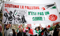 Des manifestants à Paris le 12 avril 2026 ( AFP / Ian LANGSDON )