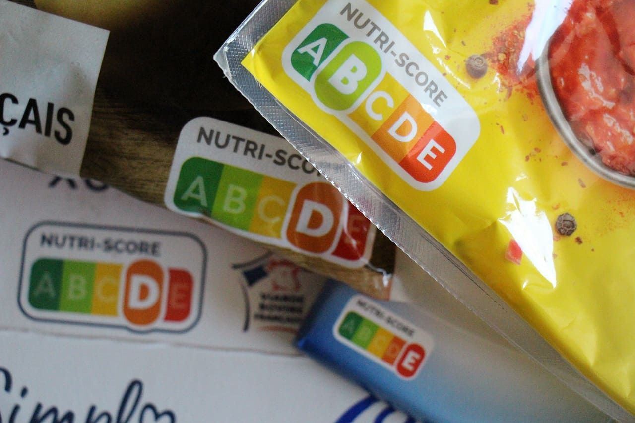 (La mention Nutri-Score va-t-elle peu à peu s'effacer des emballages si le nouveau barème est défavorable aux industriels ? - Crédit photo : Adobe Stock)