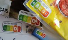 (La mention Nutri-Score va-t-elle peu à peu s'effacer des emballages si le nouveau barème est défavorable aux industriels ? - Crédit photo : Adobe Stock)