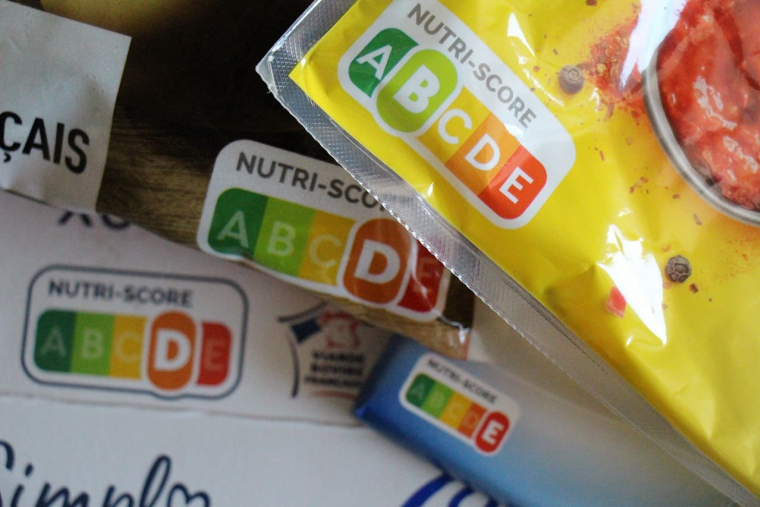 (La mention Nutri-Score va-t-elle peu à peu s'effacer des emballages si le nouveau barème est défavorable aux industriels ? - Crédit photo : Adobe Stock)