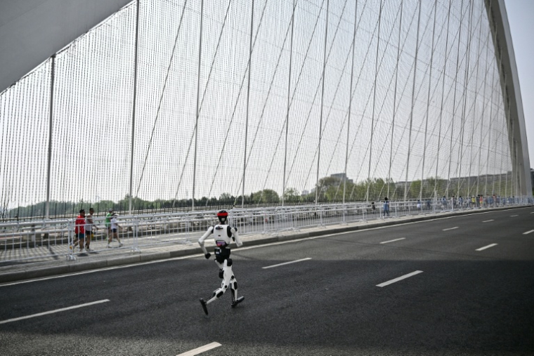 Un robot humanoïde lors du semi-marathon de Yizhuang, dans la banlieue de Pékin, le 19 avril 2026 ( AFP / Pedro PARDO )
