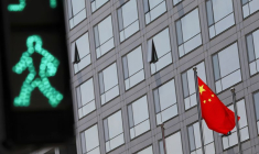 Un drapeau national chinois à l'extérieur du bâtiment de La China Securities Regulatory Commission (CSRC) à Pékin