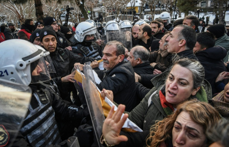 Des policiers turcs repoussent des manifestants mobilisés contre les attaques des forces gouvernementales syriennes à Diyarbakir, le 19 janvier 2026, en Turquie  ( AFP / Ilyas AKENGIN )