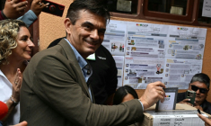 Le sénateur de centre-droit Rodrigo Paz vote aux côtés de son épouse, Maria Elena Urquidi (à gauche), lors du second tour de l'élection présidentielle à Tarija, en Bolivie, le 19 octobre 2025. Il a remporté dimanche le second tour de la présidentielle en Bolivie  ( AFP / AIZAR RALDES )